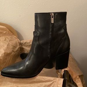 Frye Flynn Short Inside Zip Bootie